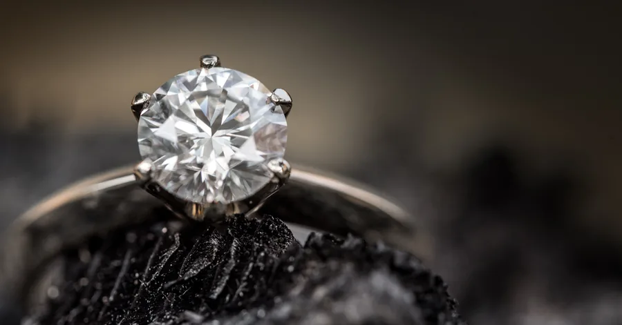 Diamant aus Asche als Ring