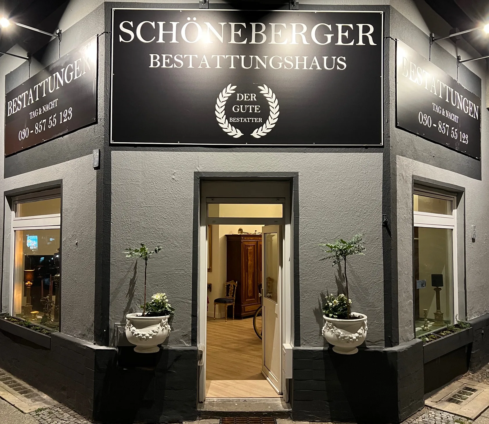 Die beleuchtete Fassade des Schöneberger Bestattungshauses am Abend