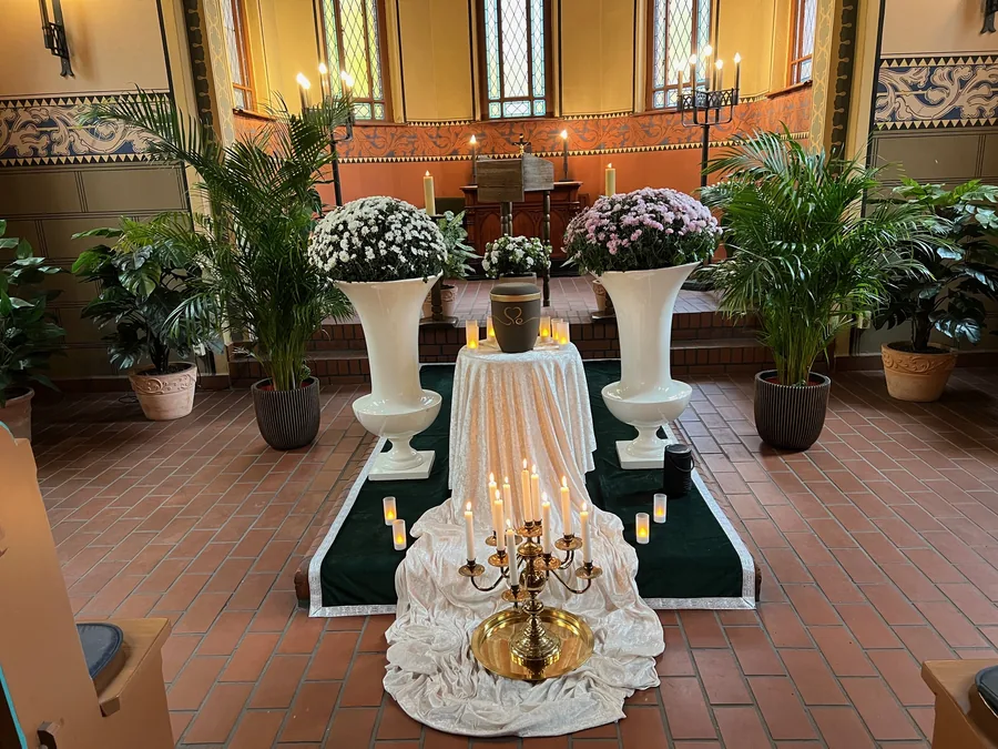 Urnenaufbahrung in einer geschmückten Kapelle