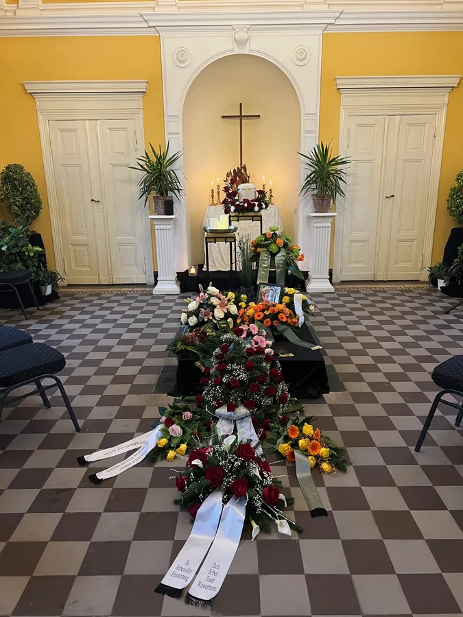 Festlich gestaltete Kapelle mit Blumen