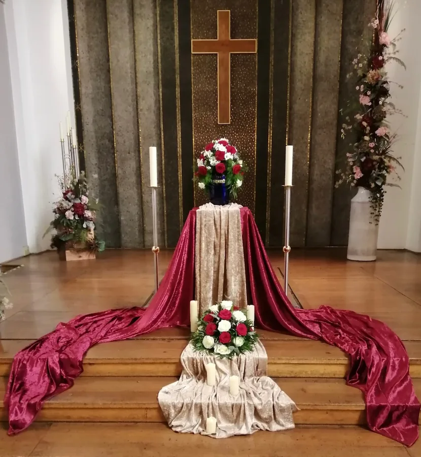 Trauerkapelle mit Kreuz und rotem Tuch