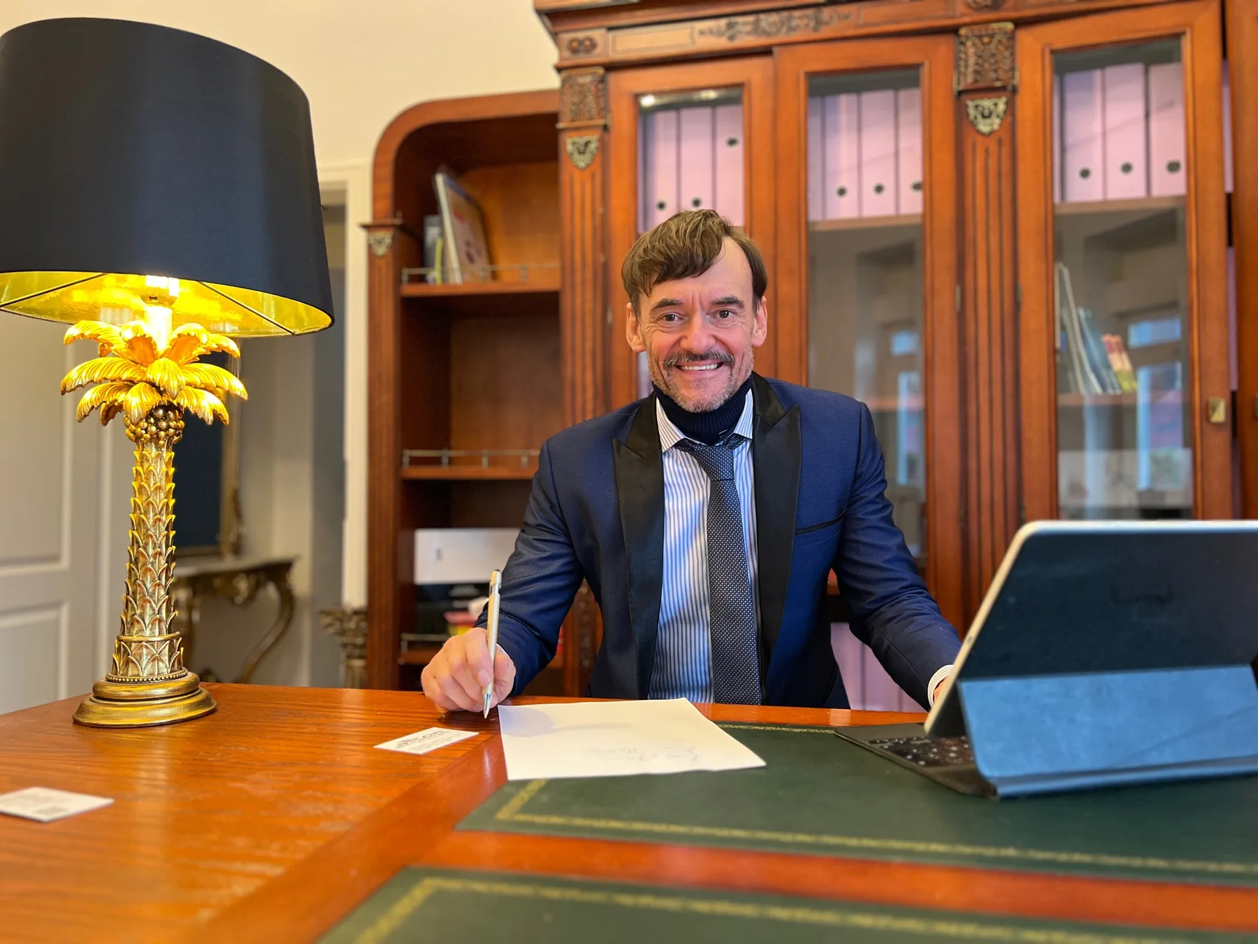 Ron Dietze am Schreibtisch im Beratungszimmer