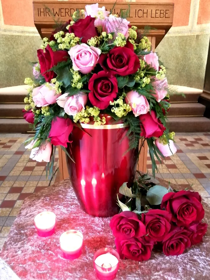 Rot-goldene Urne mit Rosen